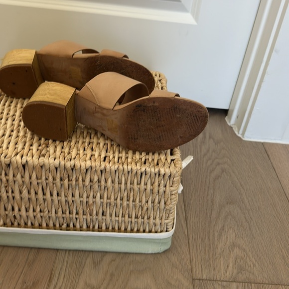 Madewell beige/tan strappy slides in good condition! - Picture 3 of 3